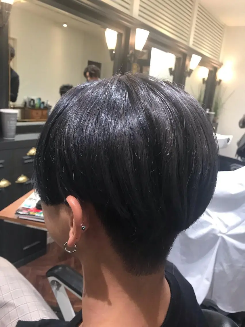 ショート カラー アディクシーカラー ブリーチ ネイビーカラー シルバー カット トリートメント アザマ　ヤスカツ _rosso 川口のヘアスタイル