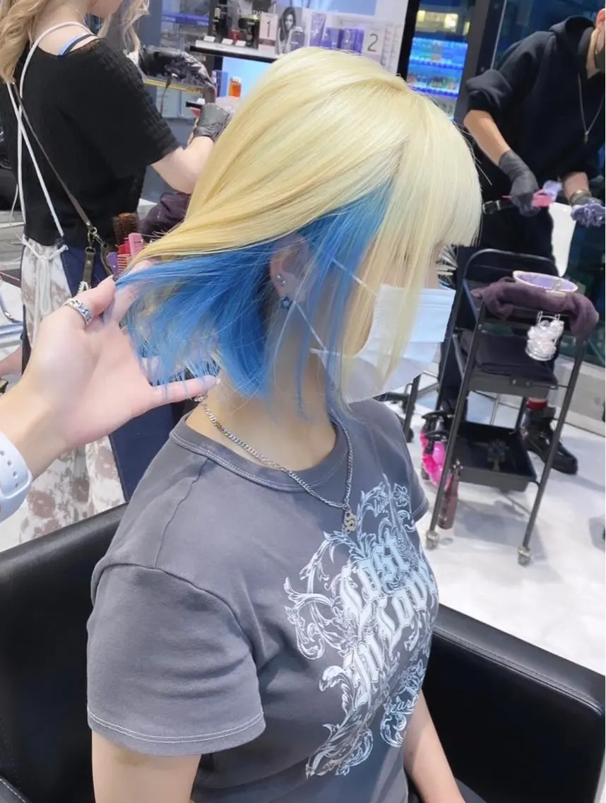 ミディアム カラー パーマ ヘアアレンジ メンズ キッズ ネイル マツエク・マツパ アイブロウ メンズインナーカラー ブロンド ブルーカラー インナーカラー 眉カラー ハイトーンNo.1 👩🏼NaGiSaのヘアスタイル