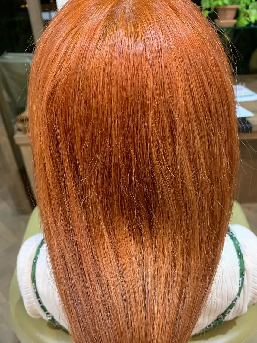 ロング カラー ブリーチ オレンジ 礒谷 夏帆のヘアスタイル