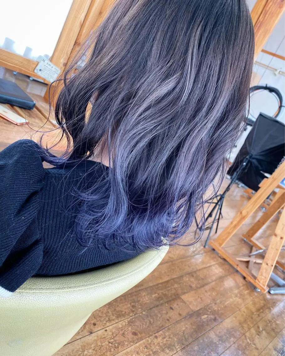 セミロング カラー ブリーチ ラベンダーカラー シルバー 荒木 ひろかのヘアスタイル