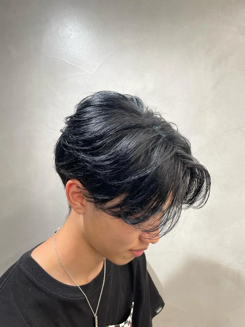 ミディアム カラー パーマ ヘアアレンジ メンズ 黒髪 ブルーカラー ブルーブラック ネイビーカラー fifth 石川 凪のヘアスタイル