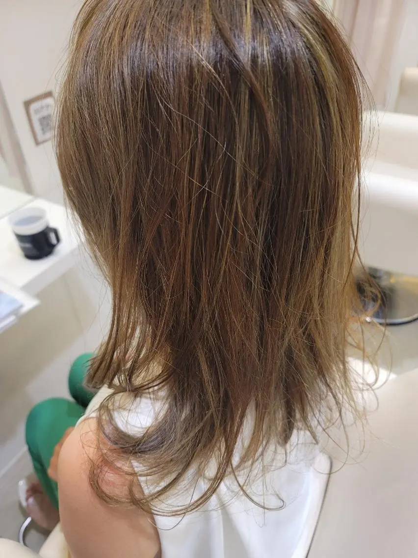 セミロング カラー ブリーチ グレージュ ハイライトカラー カーキグレージュ ハイライト 鈴木 翠のヘアスタイル