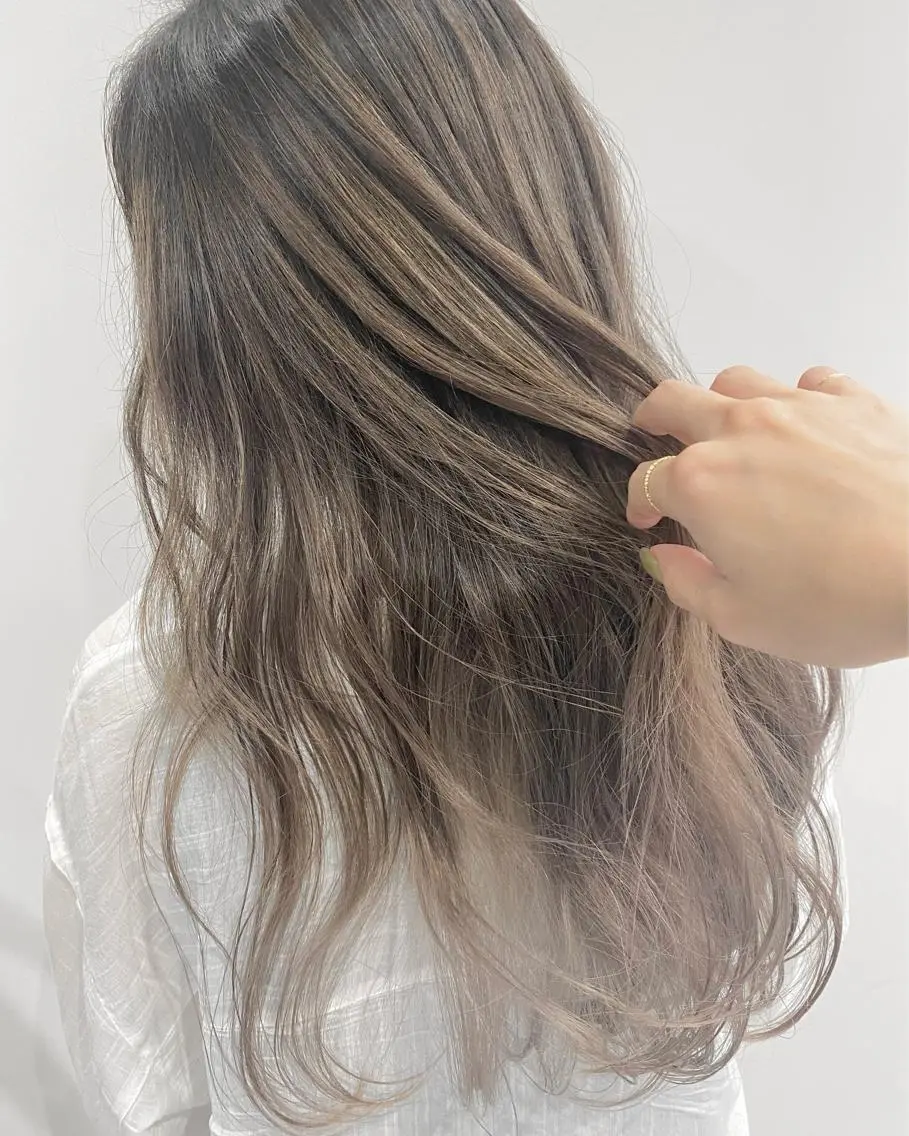 セミロング カラー バレイヤージュ デザインカラー ハイライトカラー 外国人風カラー ハイライト .. meiのヘアスタイル