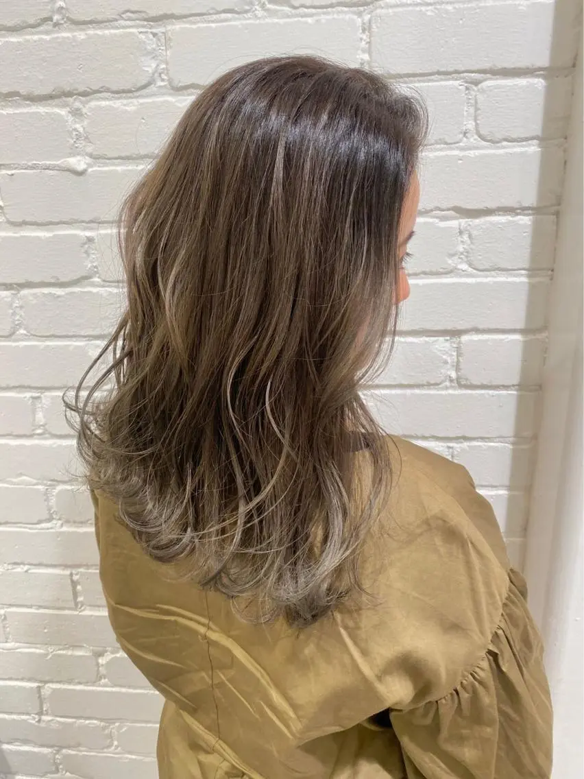 ミディアム カラー グレージュ ハイライトカラー ハイライト 澤田 しおりのヘアスタイル