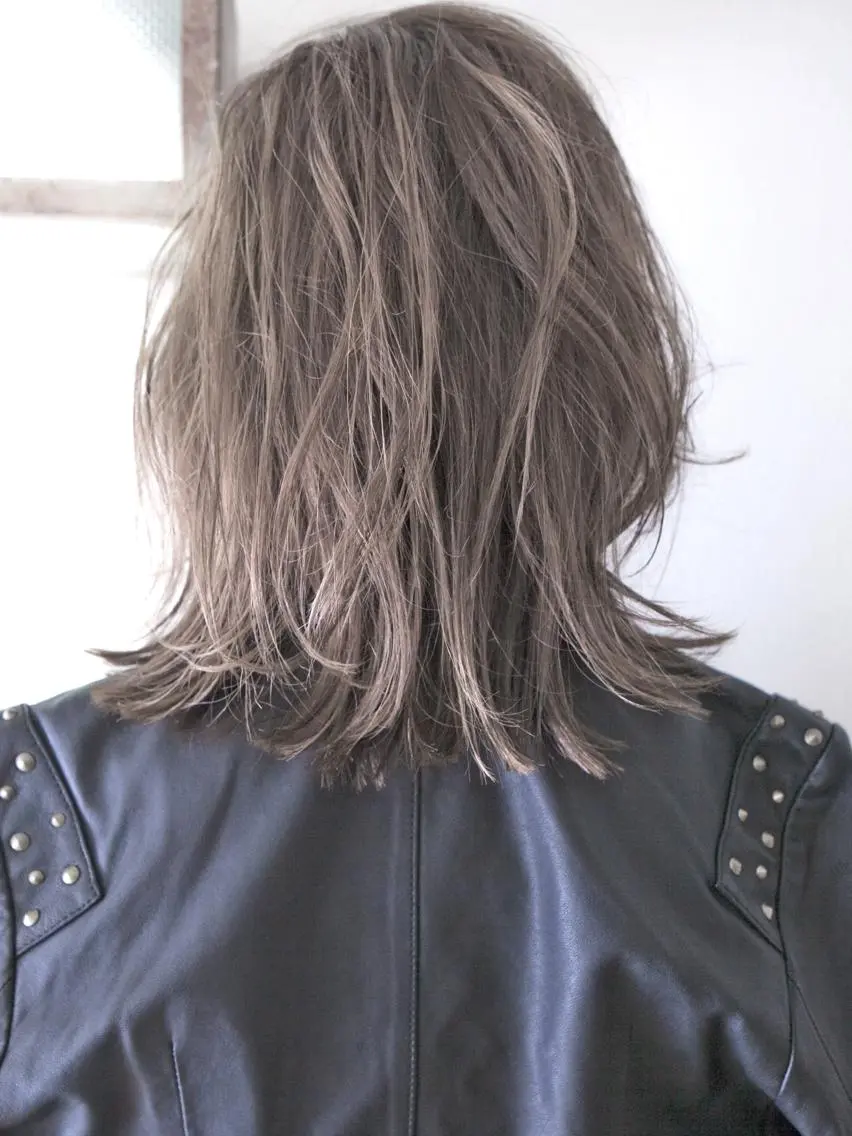 ミディアム カラー アッシュ ブリーチ グレージュ カット ヘアカラー トリートメント Livingu youのヘアスタイル