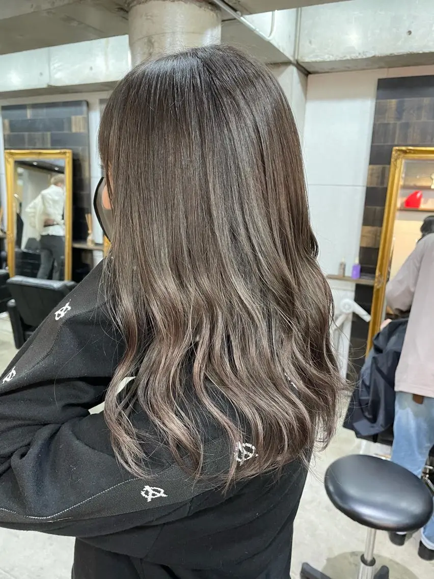 ミディアム カラー グレージュ レイヤーカット 西村あきやのヘアスタイル