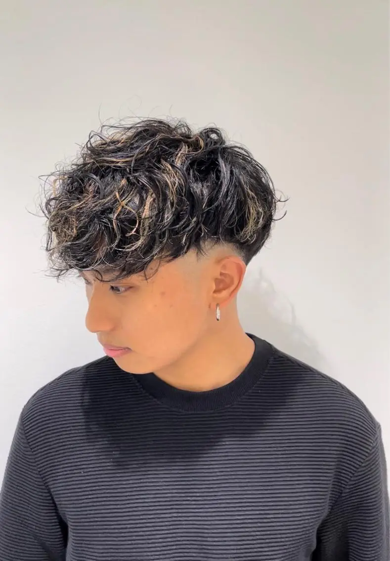 ショート カラー パーマ メンズ メンズハイライト メンズメッシュ スペインカール ハイライトカラー メッシュ カット ヘアカラー パーマ フェザーパーマ職人 🪶ryosukeのヘアスタイル
