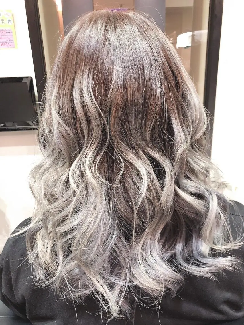ロング カラー ヘアアレンジ バレイヤージュ ブリーチ グラデーションカラー シルバー レイヤーカット ✨髪質改善＆ボブ✨ 近藤 凌のヘアスタイル