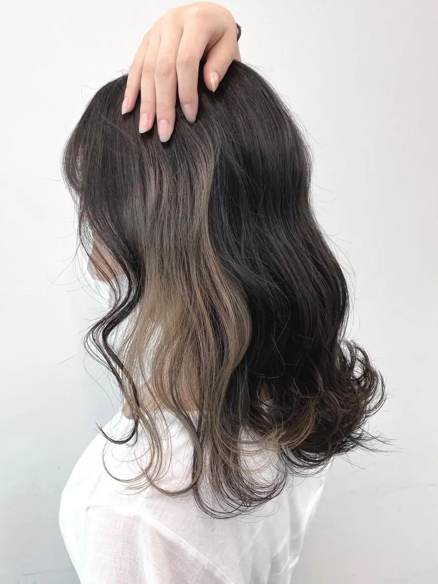 ミディアム カラー ヘアアレンジ ベージュカラー ブリーチ イヤリングカラー ホワイトベージュ ヘアカラー トリートメント 🦄インナーカラー 🦄貫井彩花のヘアスタイル