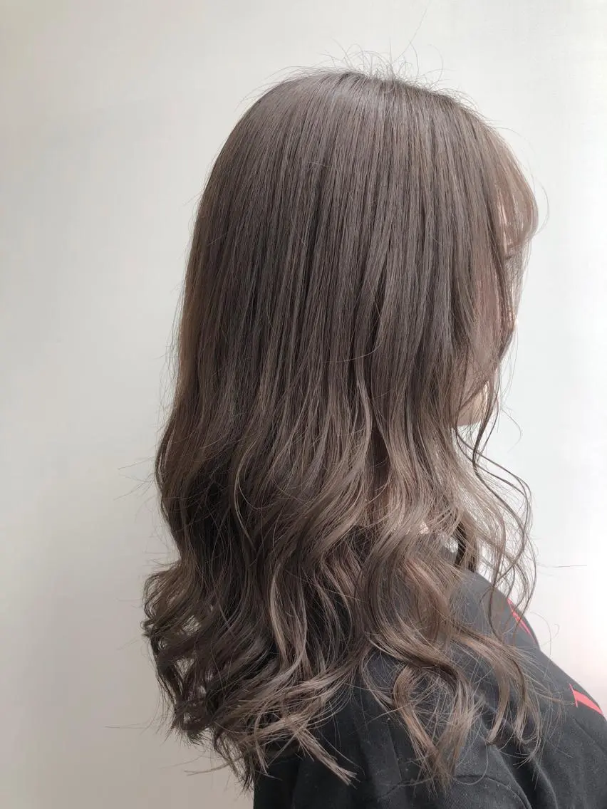 セミロング カラー ブリーチ ケアブリーチ グレージュ ミルクティーグレージュ 【透明感、艶髪】西村 有司のヘアスタイル