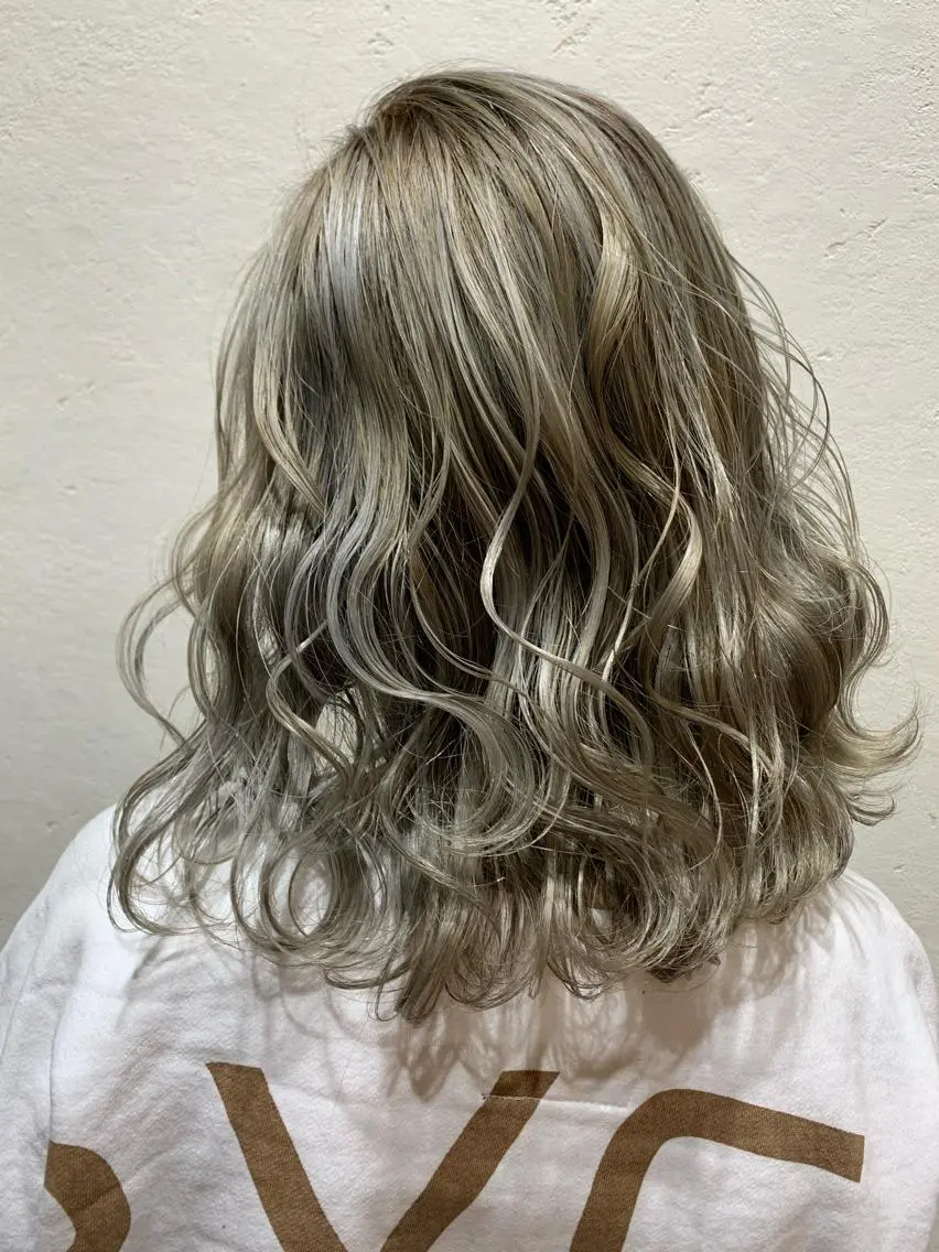 ミディアム カラー 齋藤 結愛のヘアスタイル