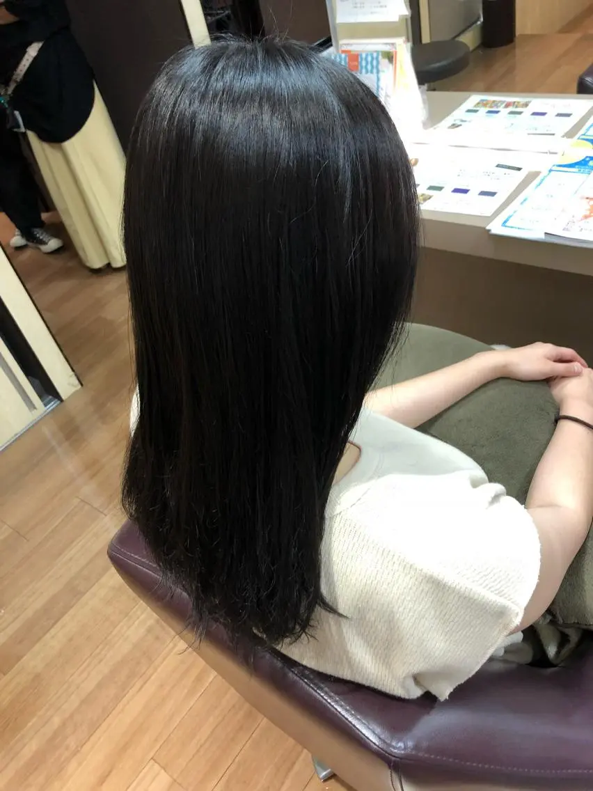 カラー 佐川 絢のヘアスタイル