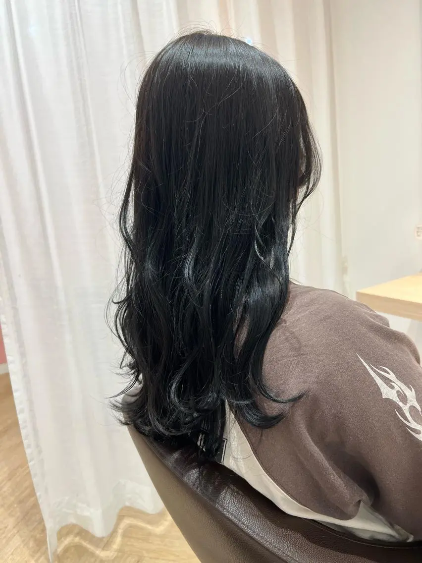 ロング カラー 黒髪 ブルーカラー ブルーブラック 白髪ぼかし/髪質改善 梅原響輝のヘアスタイル