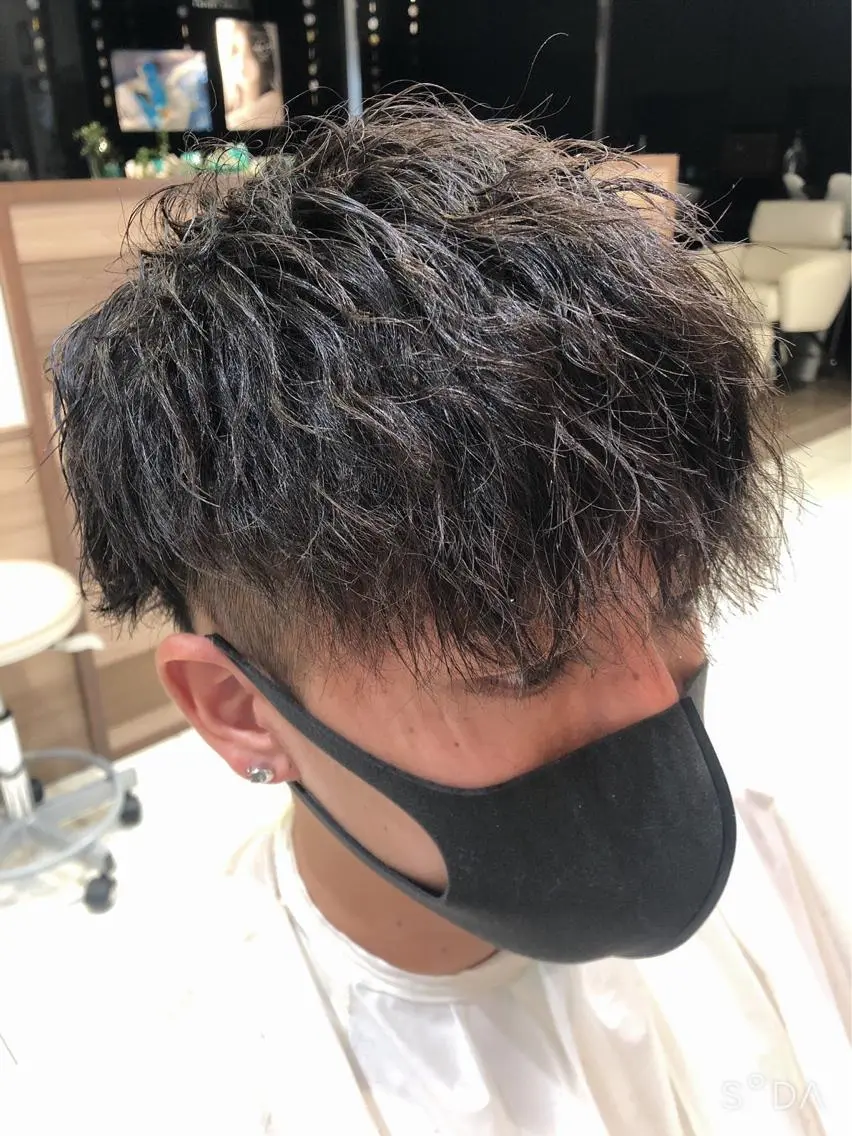 ショート パーマ メンズ ハイトーン特化 川井優汰のヘアスタイル