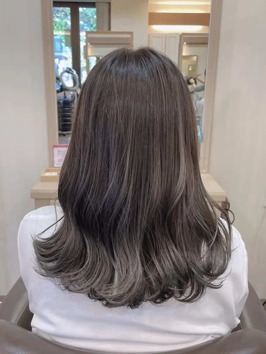 セミロング カラー アッシュ アッシュグレー ハイライトカラー ハイライト ヘアカラー 尚平 40代からの 髪質改善専門のその他イメージ