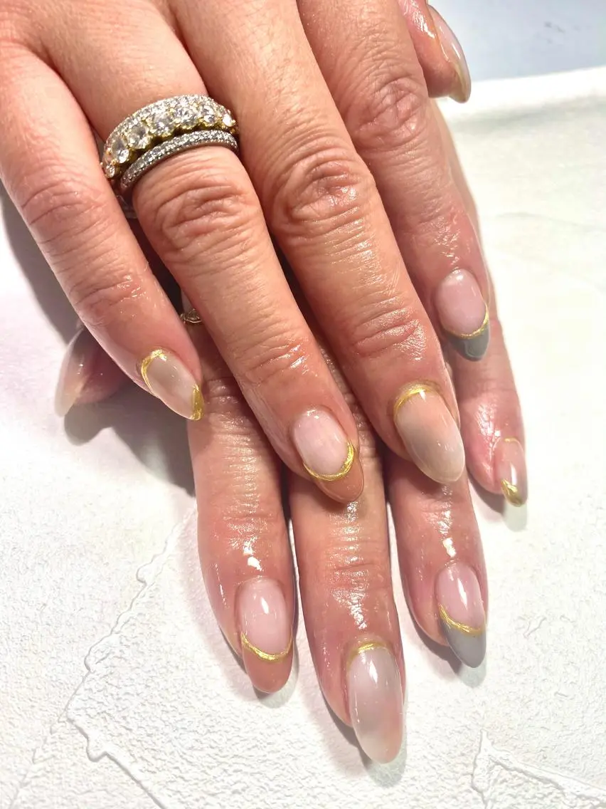 セミロング ネイル フレンチネイル ゴールド ニュアンスネイル GLADnail nuanceのネイルデザイン
