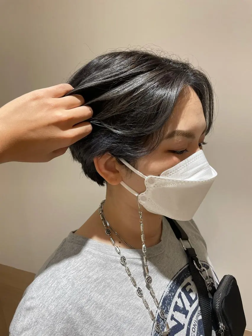 ショート カラー ハンサムショート アッシュ ブラウンカラー ケアカラー ピンクカラー カット ヘアカラー 天野 瑠真のヘアスタイル