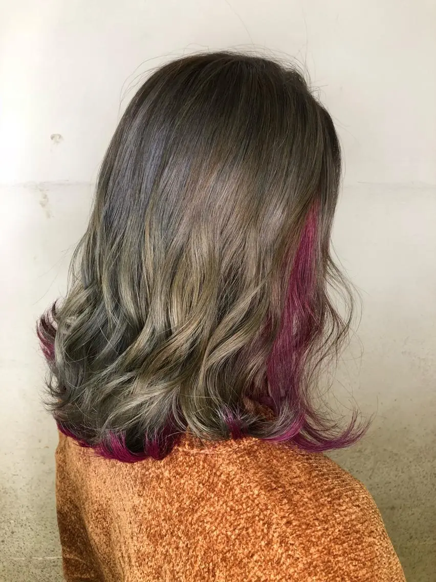 ミディアム カラー グレージュ ハイトーンカラー ハイトーングレージュ インナーカラー ピンクカラー カット ヘアカラー 吉村 絢乃のヘアスタイル