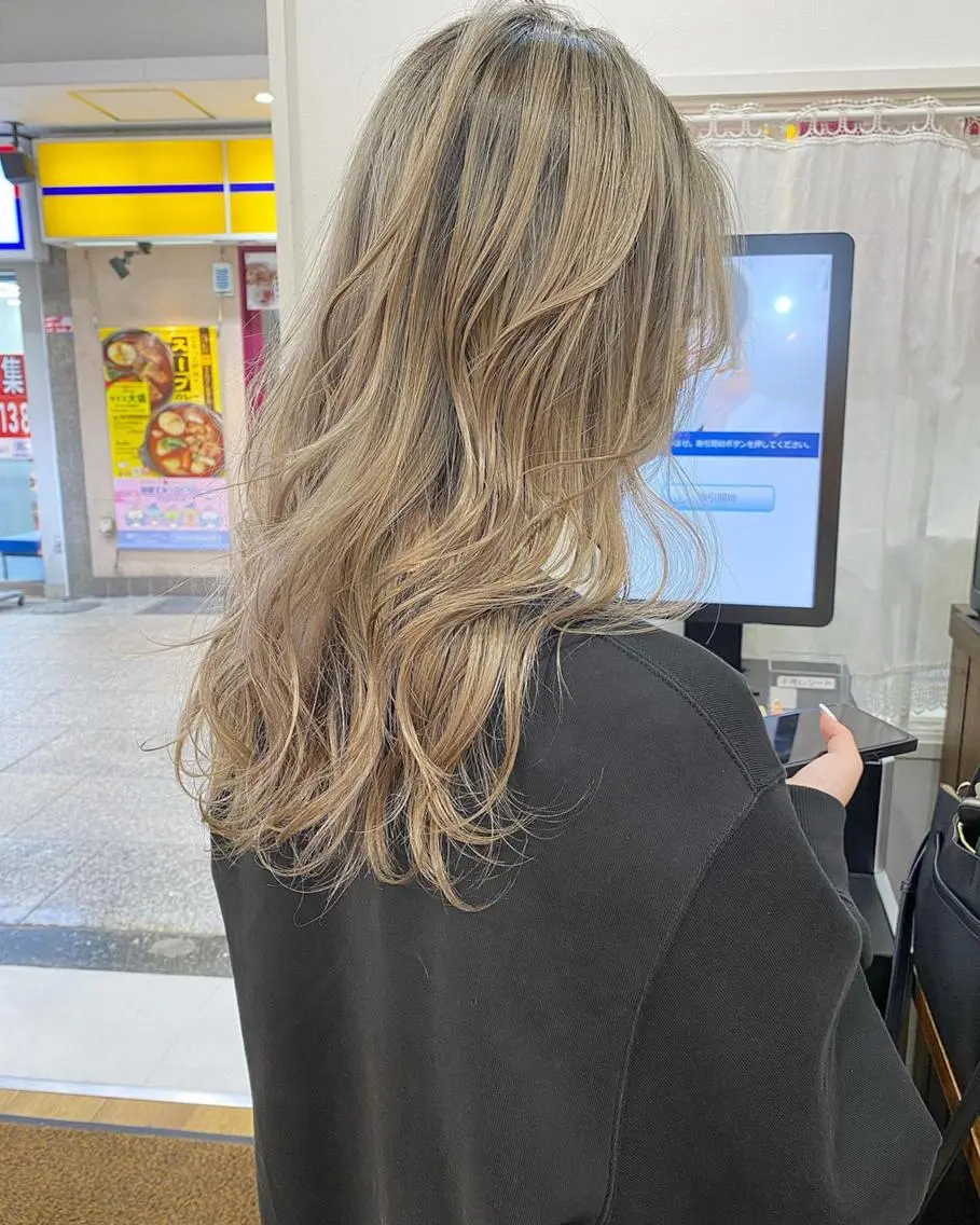 ロング ハイライト 韓国風ヘア レイヤーカット 似合わせカット トリートメント 横浜ブリーチムラ直し ハイトーン/ブリーチのヘアスタイル