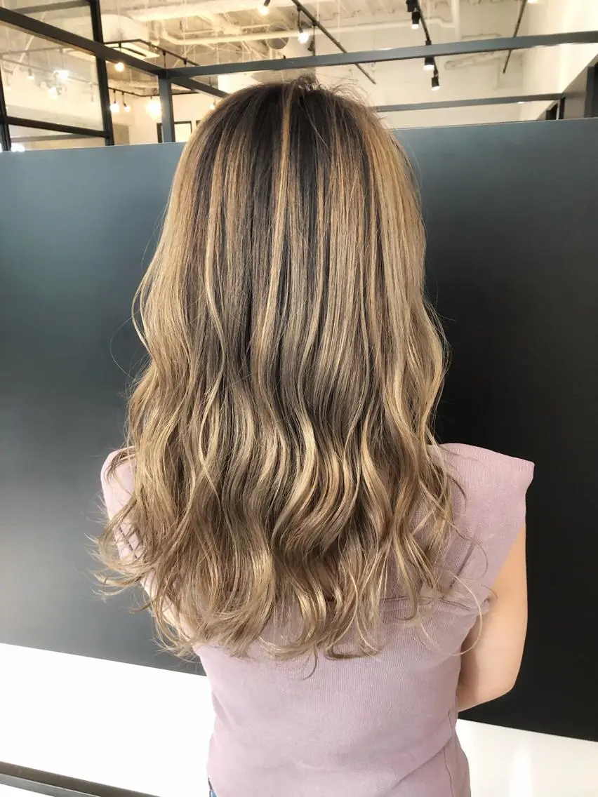 ロング カラー バレイヤージュ レイヤーカット biscohair 髪にドラマを。のヘアスタイル