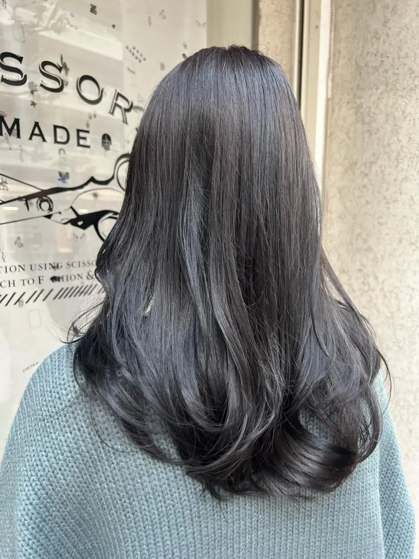 セミロング カラー 黒髪 グレーブラック ヘアカラー トリートメント haru .のヘアスタイル