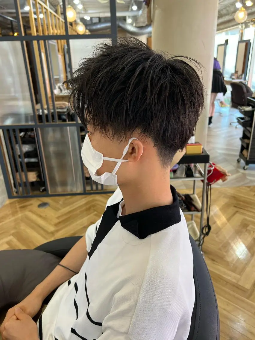 ショート レイヤーカット 🫧艶ダブルカラー ブリーチ🫧トモヤのヘアスタイル