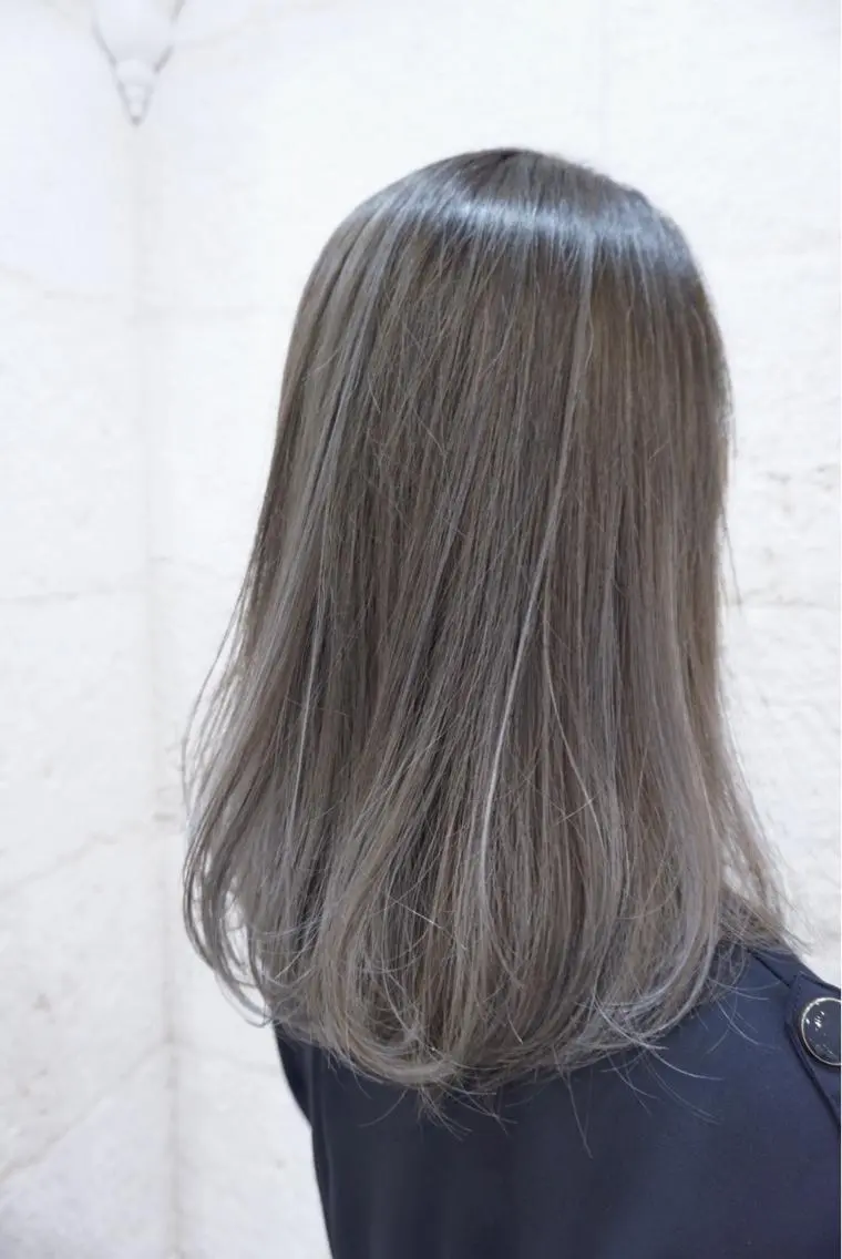 セミロング カラー ハイライトカラー オリーブグレー ハイライト 鍋田 和見のヘアスタイル