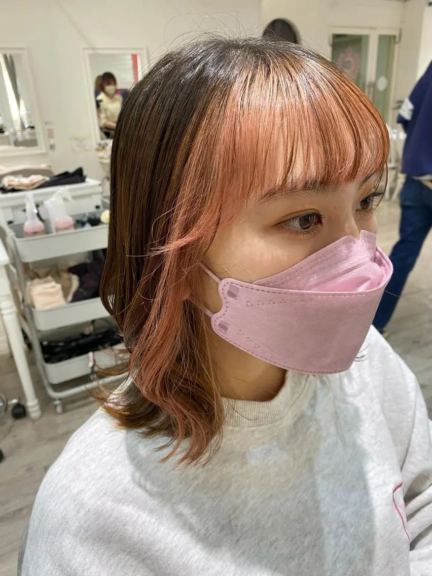 セミロング カラー ミストバング ブリーチ  フェイスフレーミング オレンジ ピンクカラー 暖色カラー✨️ 門内 梨真のヘアスタイル
