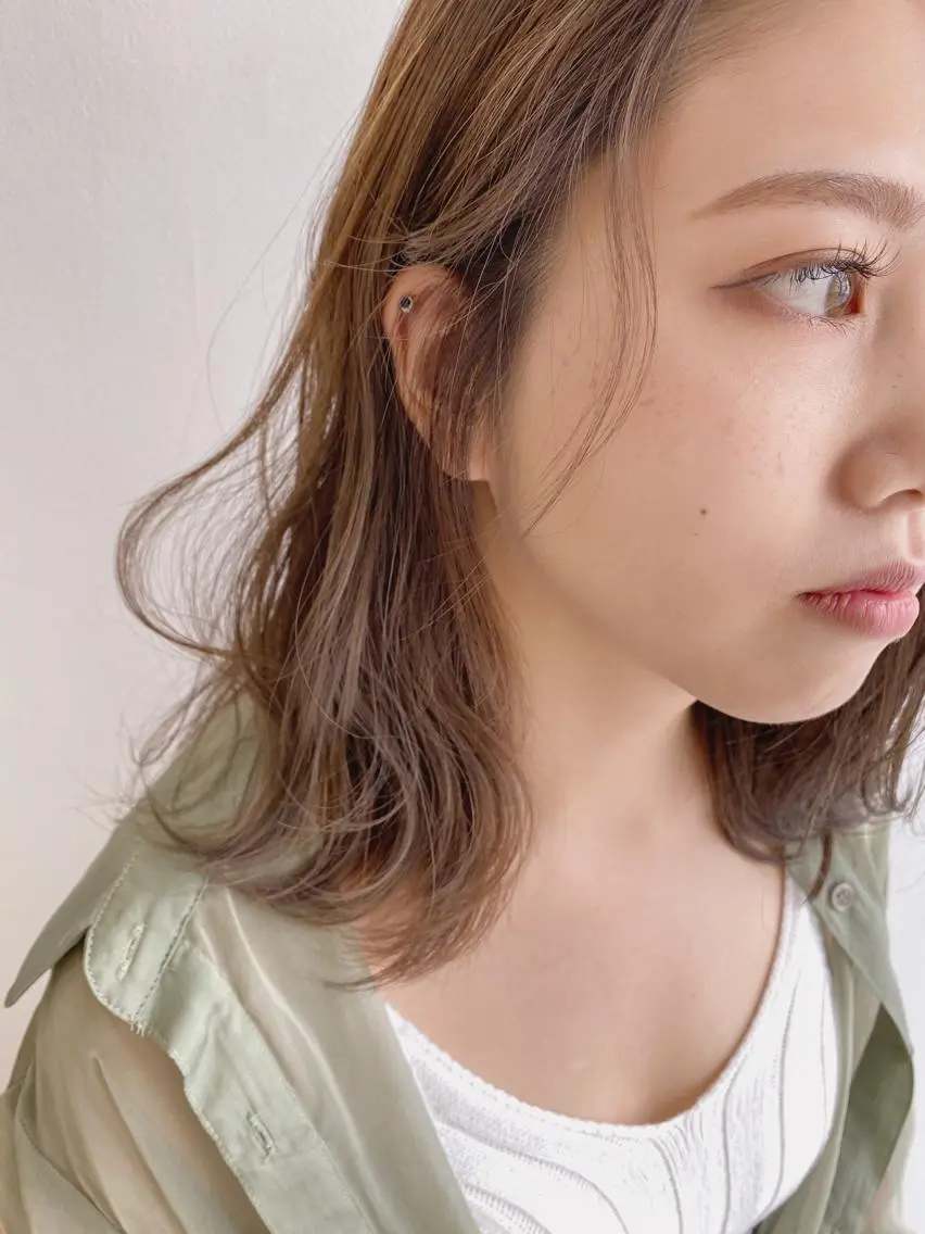 セミロング カラー 顔周りレイヤーカット ブリーチminamiのヘアスタイル