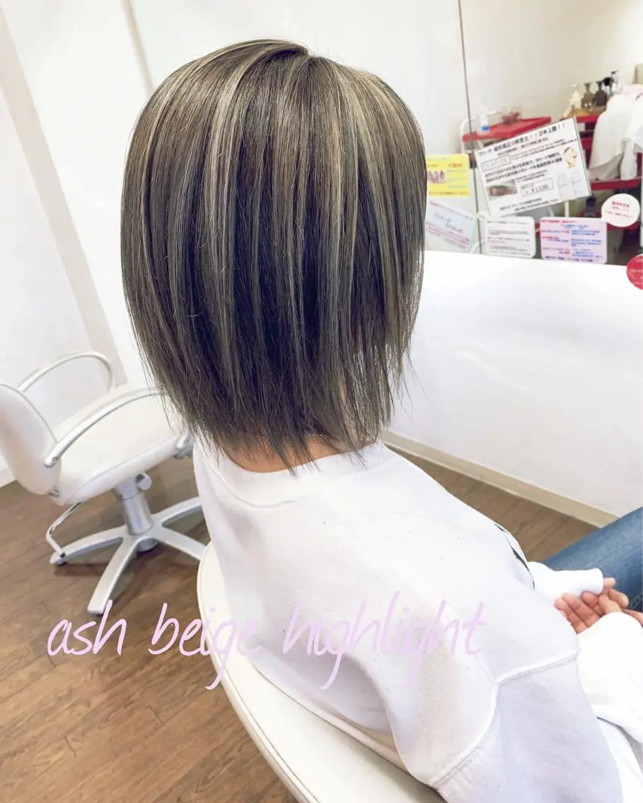 ショート カラー アッシュ ベージュカラー ハイライトカラー ハイライト カット ヘアカラー GLAD 萩原のヘアスタイル