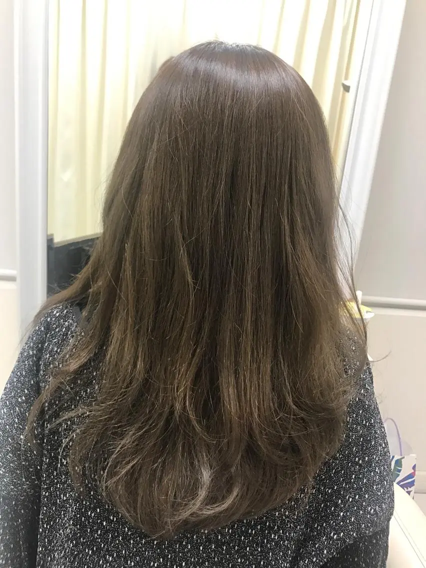 ロング カラー アッシュ 透明感カラー イルミナカラー 【暖色カラー特化】 中山由梨のヘアスタイル