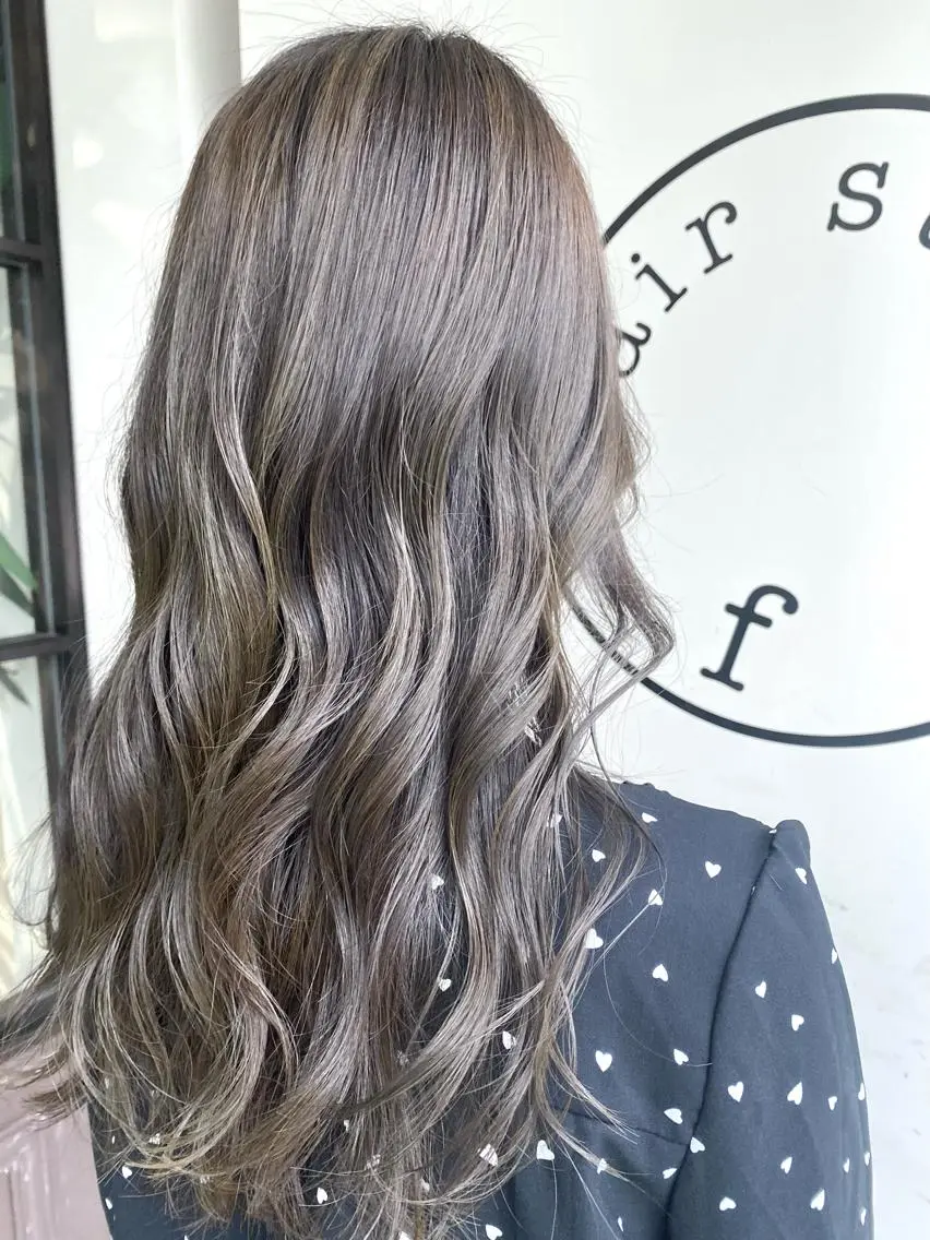 ロング カラー ブリーチ グレージュ ブリーチなしカラー ヘアカラー トリートメント Kirina/ 茨木/髪質改善のヘアスタイル