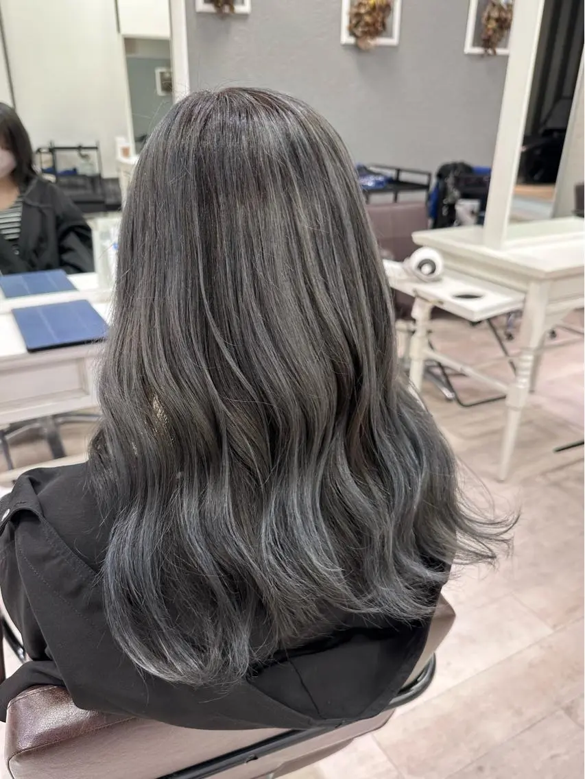 ロング カラー バレイヤージュ シルバー レイヤーカット 村上 佳織のヘアスタイル