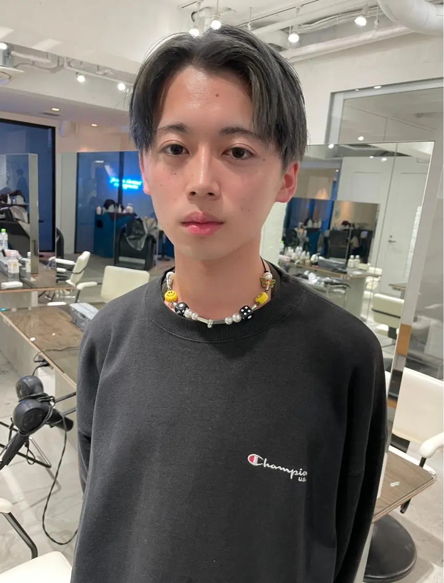 ショート カラー メンズ メンズバレイヤージュ メンズブリーチ センターパート フェードカット メンズハイライト スパイラルパーマ 🌐hina⭐️のヘアスタイル