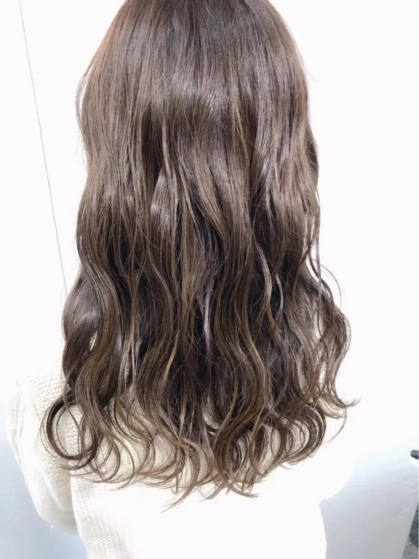 セミロング カラー ブリーチ グレージュ ブリーチなしカラー 日高 香織のヘアスタイル