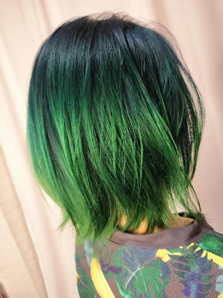 カラー ブリーチ ブルーカラー グラデーションカラー 稲田 全将のヘアスタイル