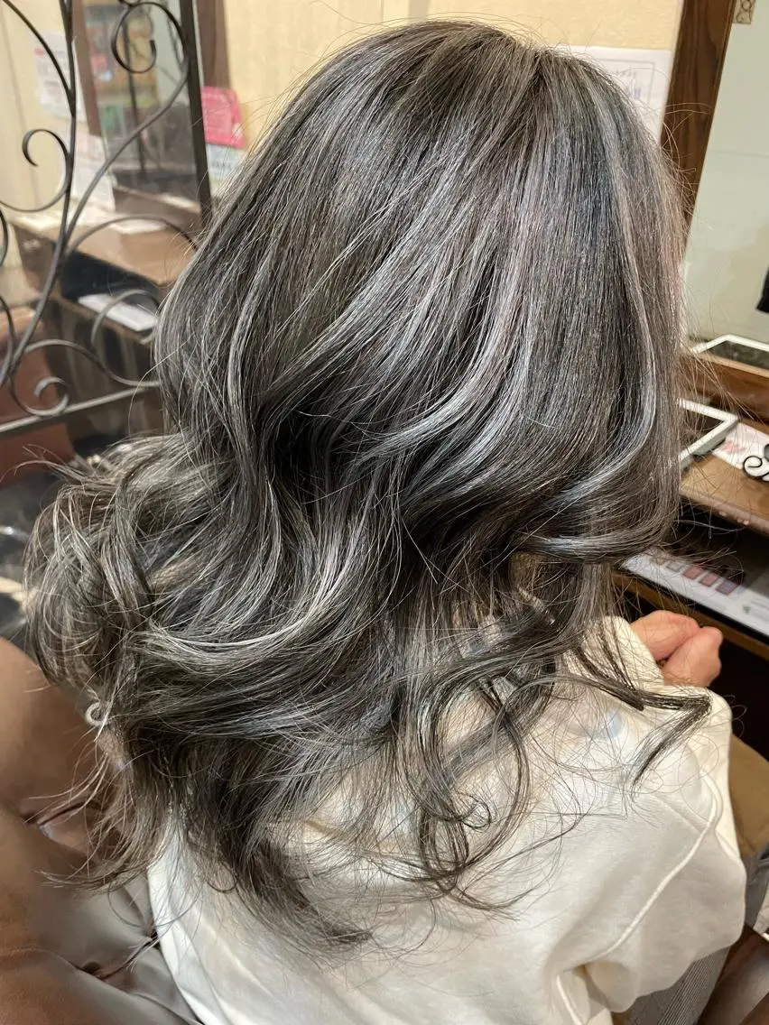 セミロング カラー ハイライトカラー ハイライト 西宮ハイトーンカラー ひらり💜のヘアスタイル
