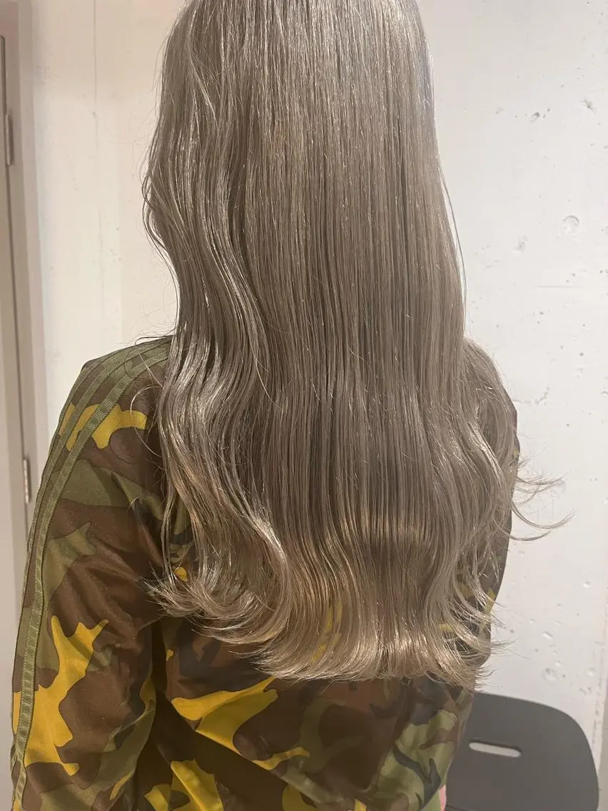 ロング カラー ベージュカラー ブリーチ ブロンド ケアブリーチ ハイトーンカラー ヘアカラー トリートメント ヘッドスパ ヘアセット カジュアルを女っぽく 𝗮𝘆𝗮𝗰𝗼のヘアスタイル