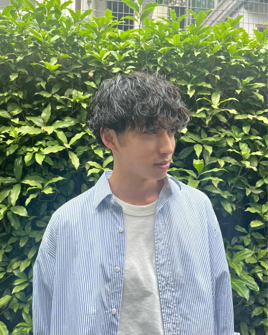 ミディアム パーマ メンズ ミディアムパーマ メンズパーマ 波巻きパーマ 宮崎 恵多のヘアスタイル
