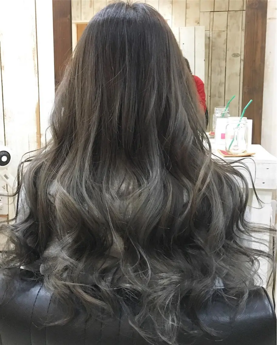 ロング ハイライト 鷺谷 玲奈のヘアスタイル