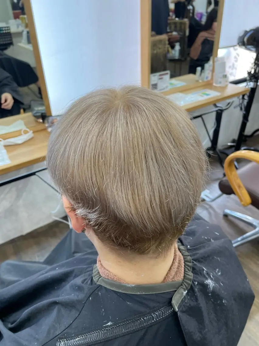 ショート 横浜🦋ハイトーン 🫐シャドウルーツのヘアスタイル