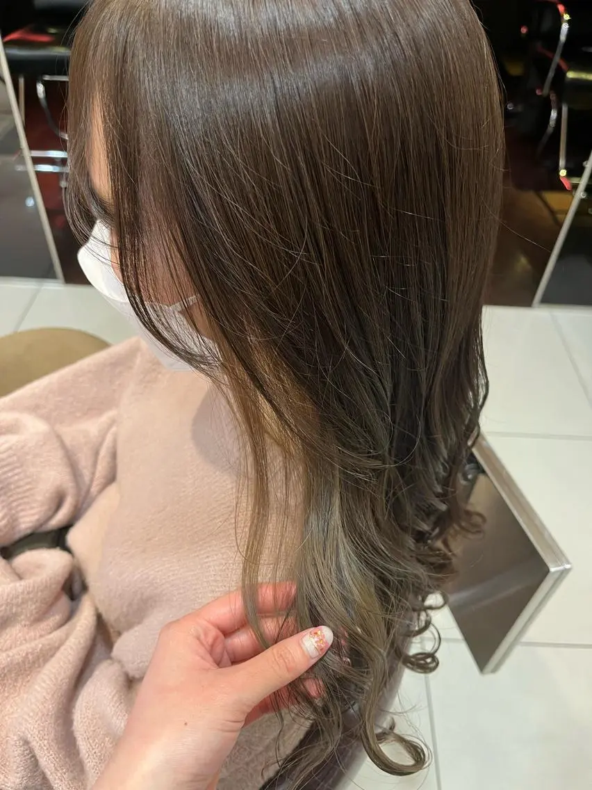ロング なつな/ 透明感カラーのヘアスタイル
