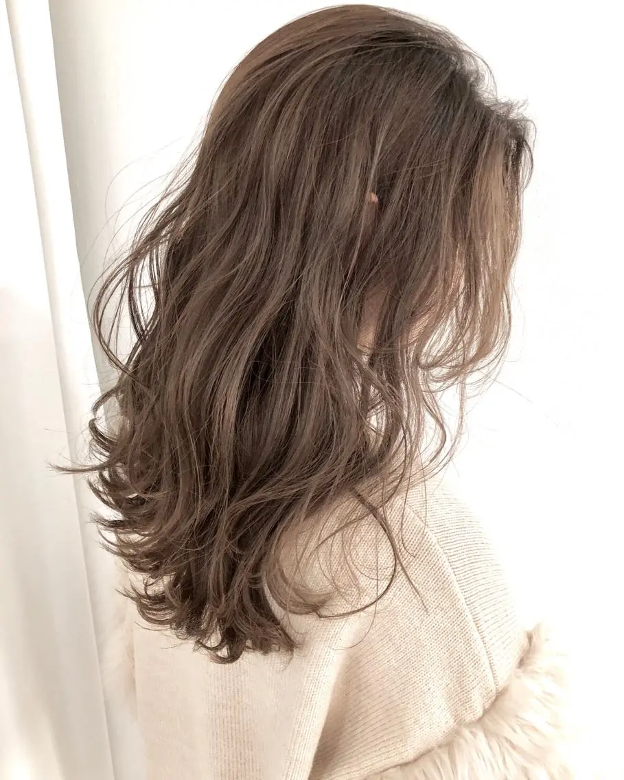 セミロング カラー マツエク・マツパ グレージュ ハイライトカラー ハイライト 井坂 弘人のヘアスタイル