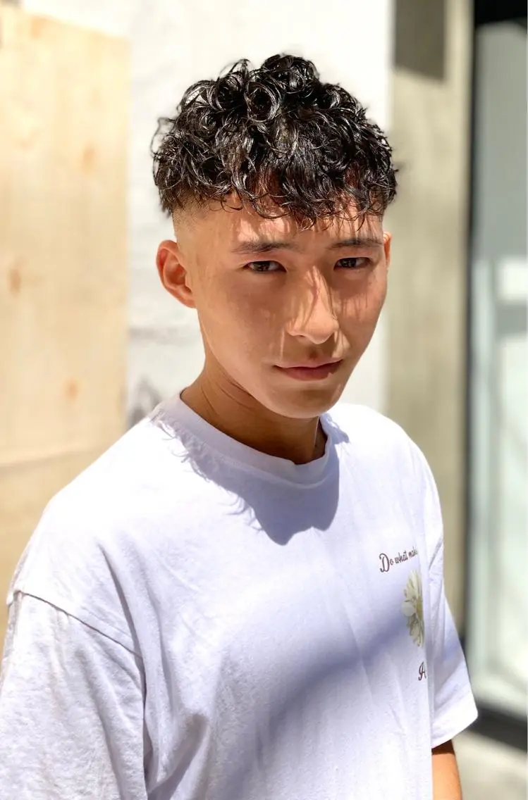 パーマ メンズ スペインカール 諌山 佳旦のヘアスタイル