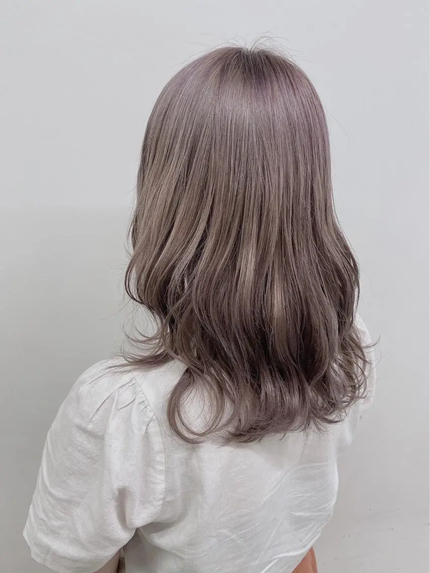 カラー ミルクティーカラー イイサカシュンスケのヘアスタイル