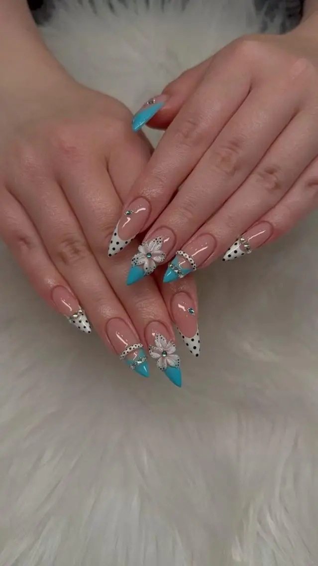 ネイル ブルー 長さ出し フラワーネイル キラキラネイル 水色 ハンドネイル フットネイル Umee Nailのネイルデザイン