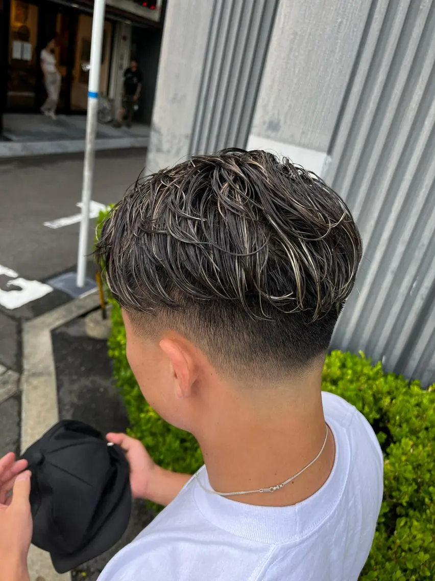 ショート カラー パーマ メンズ フェードカット メンズハイトーン メンズパーマ ハイトーンカラー &CREW スタッフのヘアスタイル