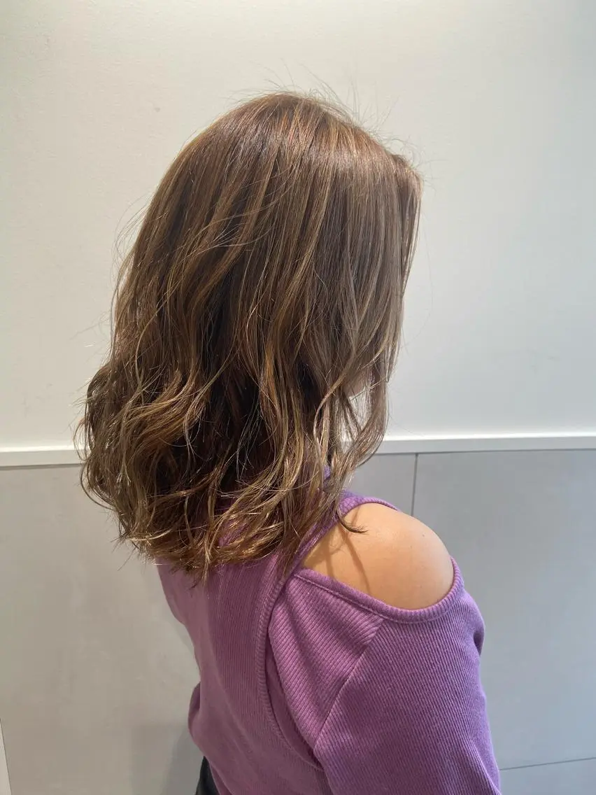 セミロング カラー 小栗 麻衣のヘアスタイル