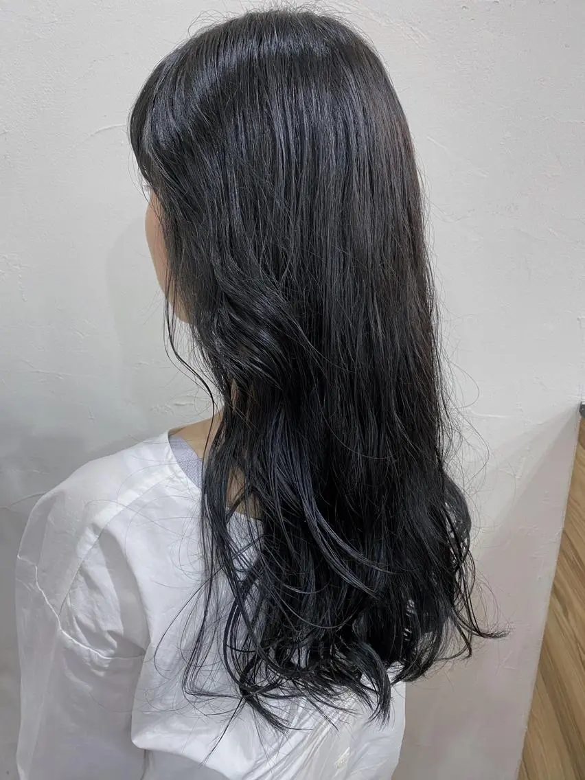 ロング カラー ヘアアレンジ ブルーカラー 透明感カラー 暗髪カラー🫐パーマ おくだりんかのヘアスタイル