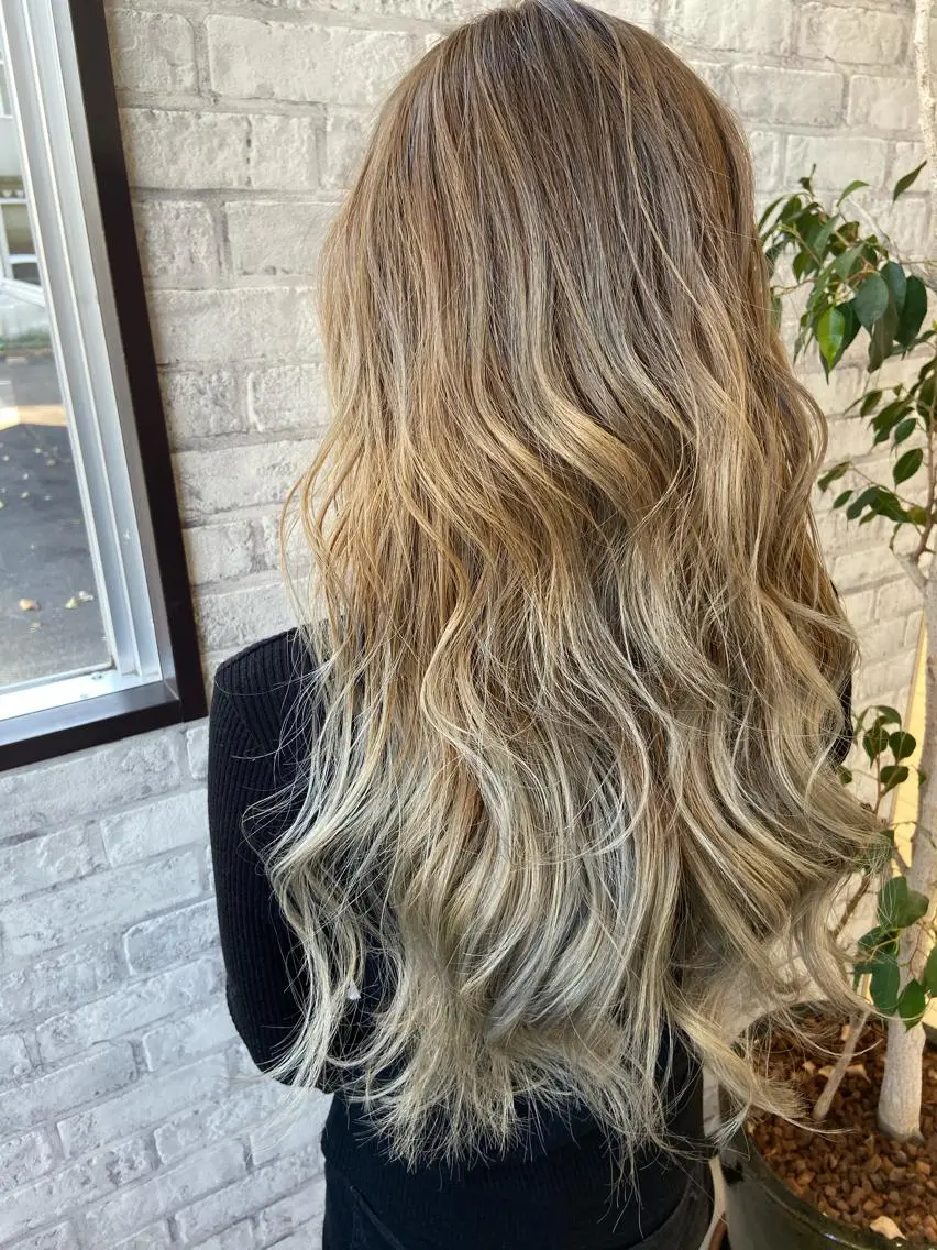 ロング カラー ベージュカラー ブリーチ グラデーションカラー シルバー Oopsレイヤー 加藤澄都のヘアスタイル
